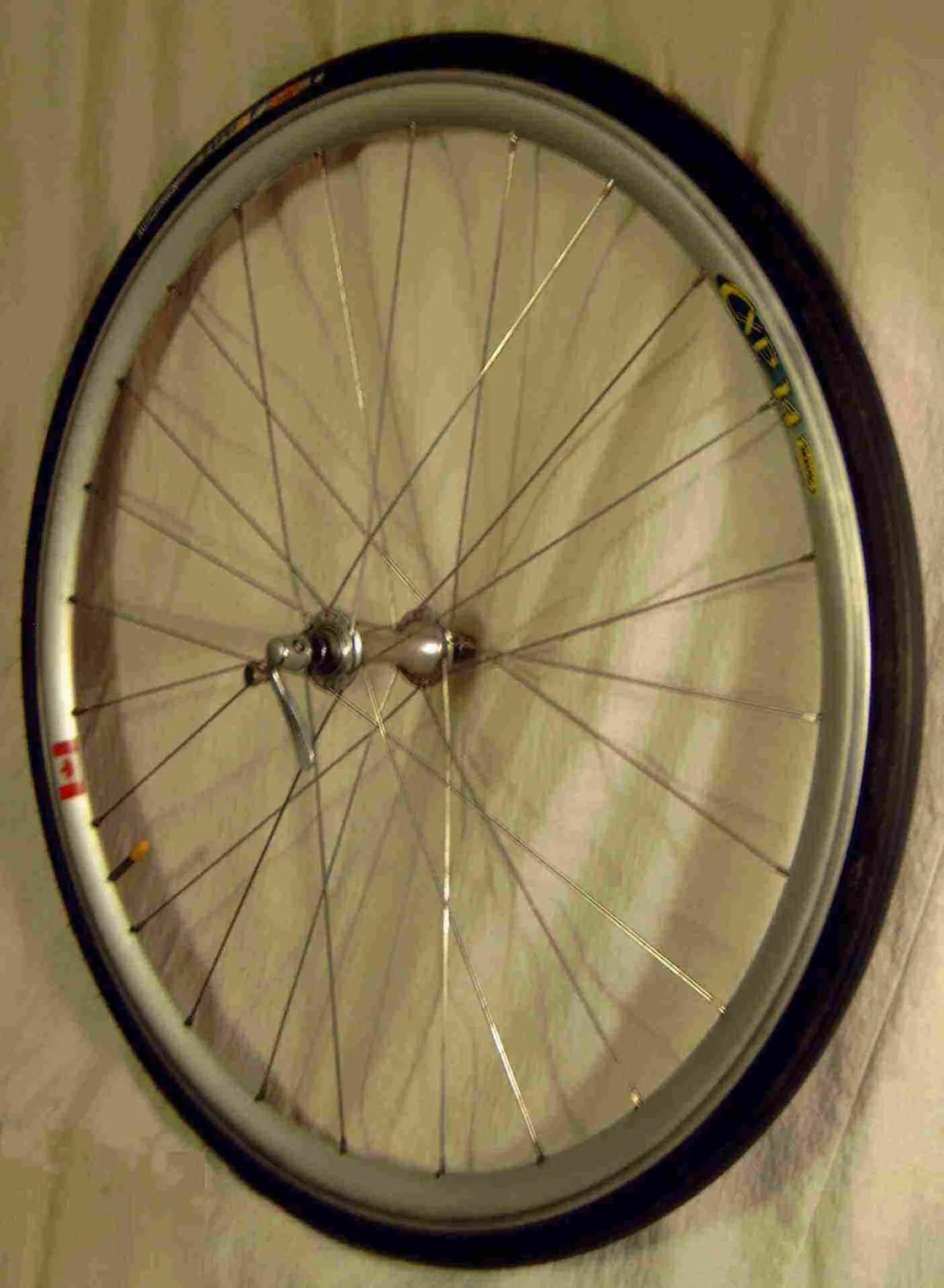 Voorwiel van een fiets met spaken en velg van dichtbij