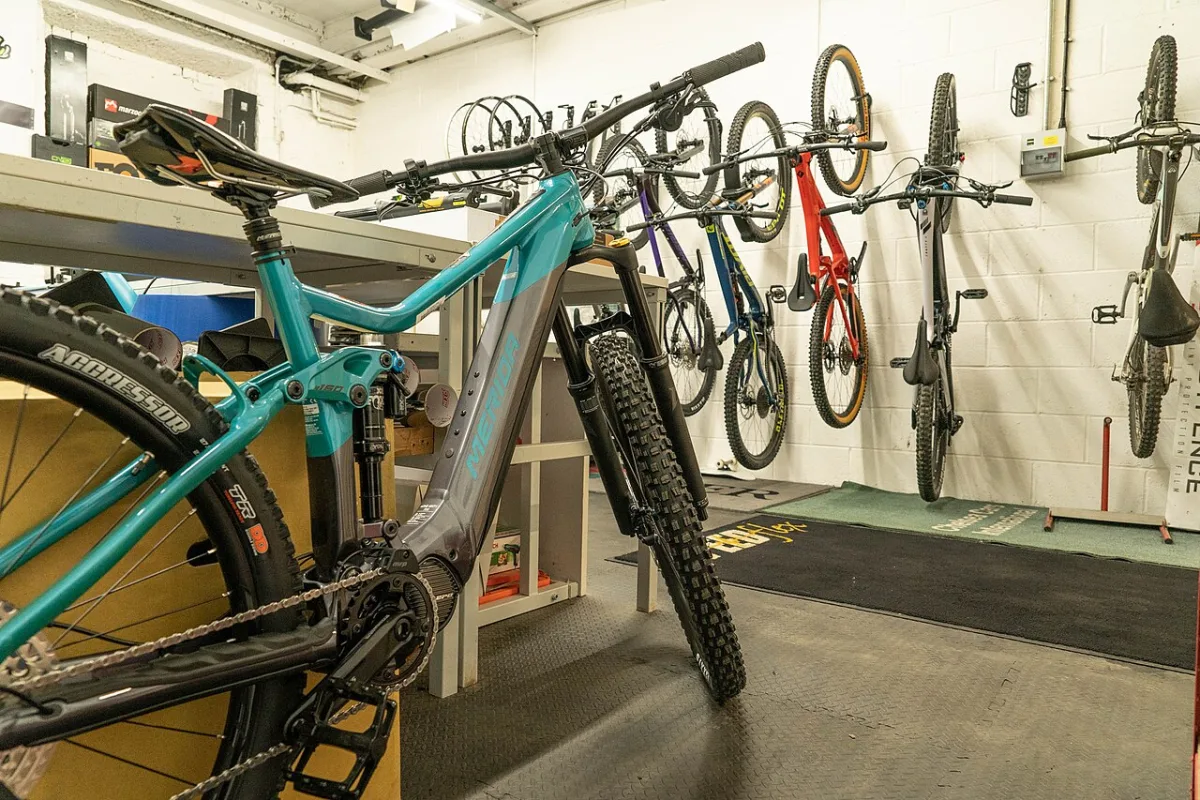 Fietsen aan wandbeugels in een werkplaats